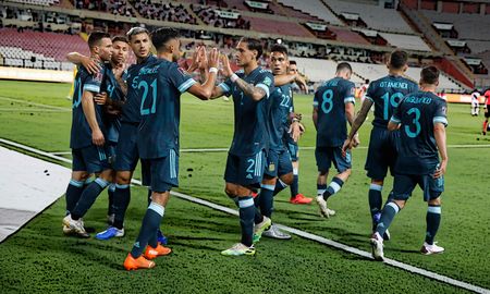 Argentina venció 2-0 a Perú por las Eliminatorias Sudamericanas y quedó segunda en la tabla detrás de Brasil. Argentina venció 2-0 a Perú por las Eliminatorias Sudamericanas y quedó segunda en la tabla detrás de Brasil.