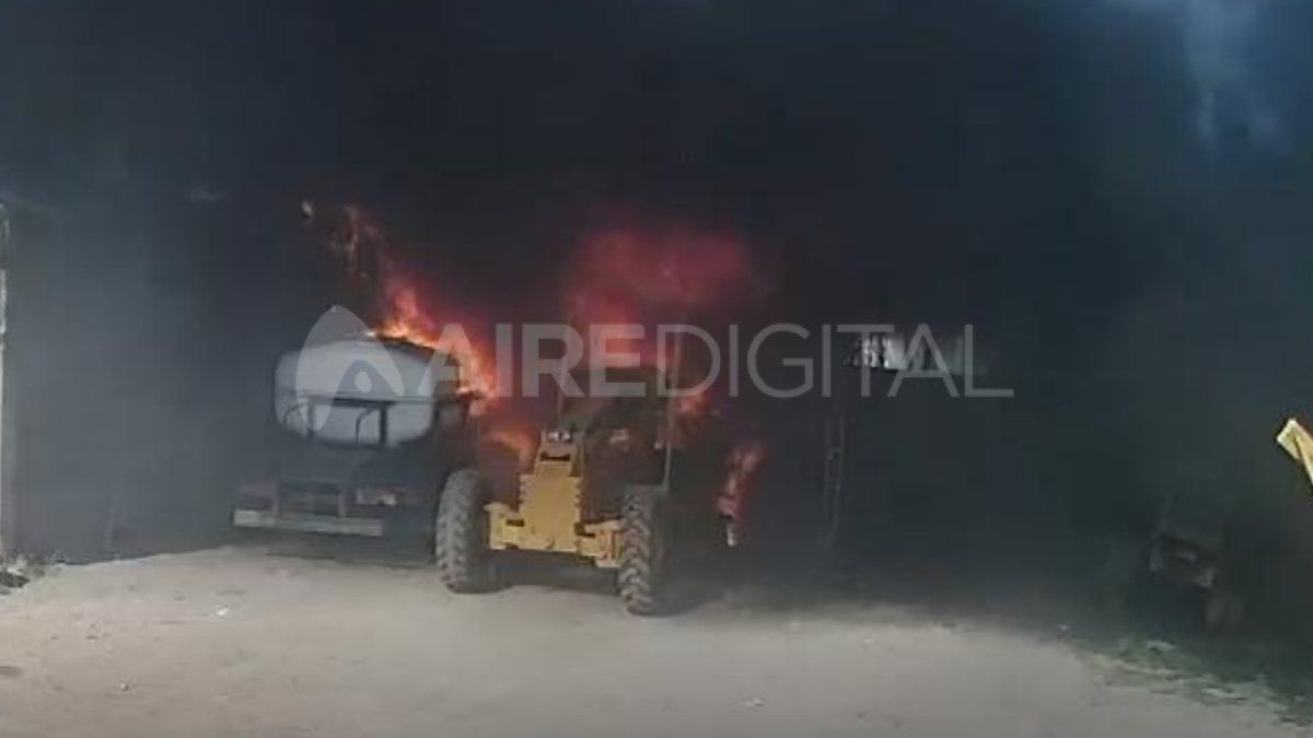 La combustión se extiende hacia el camión.