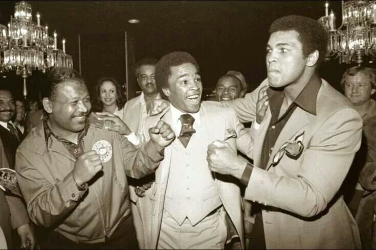 La foto, tomada en la década del 80, refleja uno de los tantos encuentros entre Robinson y Ali. En el medio, otro formidable campeón, y que también fue conocido por el apodo de Sugar: Ray Charles Leonard, quien reinara en cinco divisiones distintas (welter, superwelter, mediano, supermediano y mediopesado).