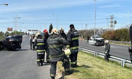 Una decena de heridos tras un violento accidente en la Avenida General Paz. Una decena de heridos tras un violento accidente en la Avenida General Paz.