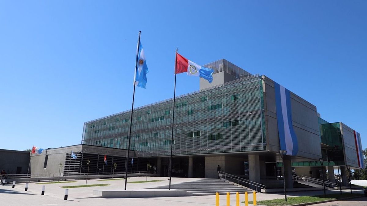 Un grupo de familiares se congregó frente a los tribunales de Reconquista acompañados por un concejal de Avellaneda. Un grupo de familiares se congregó frente a los tribunales de Reconquista acompañados por un concejal de Avellaneda.