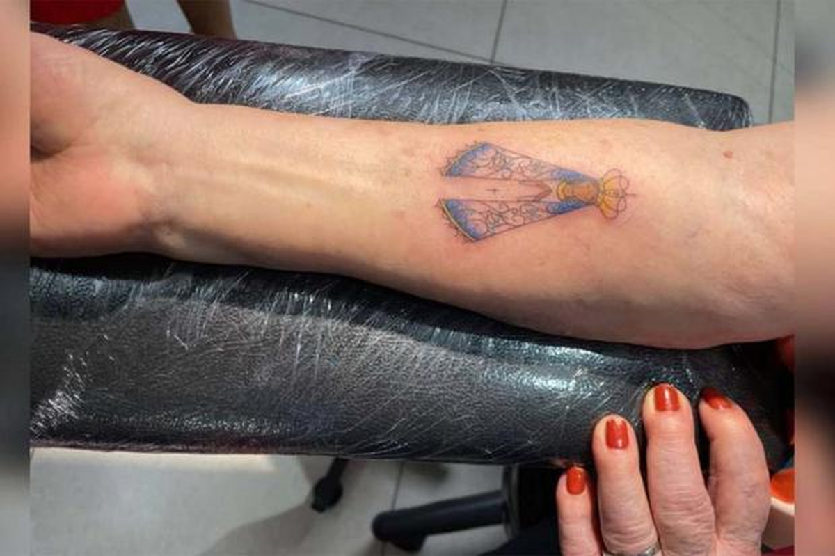 Este fue el tatuaje que se realizo la abuela como parte de una promesa a su nieto. 