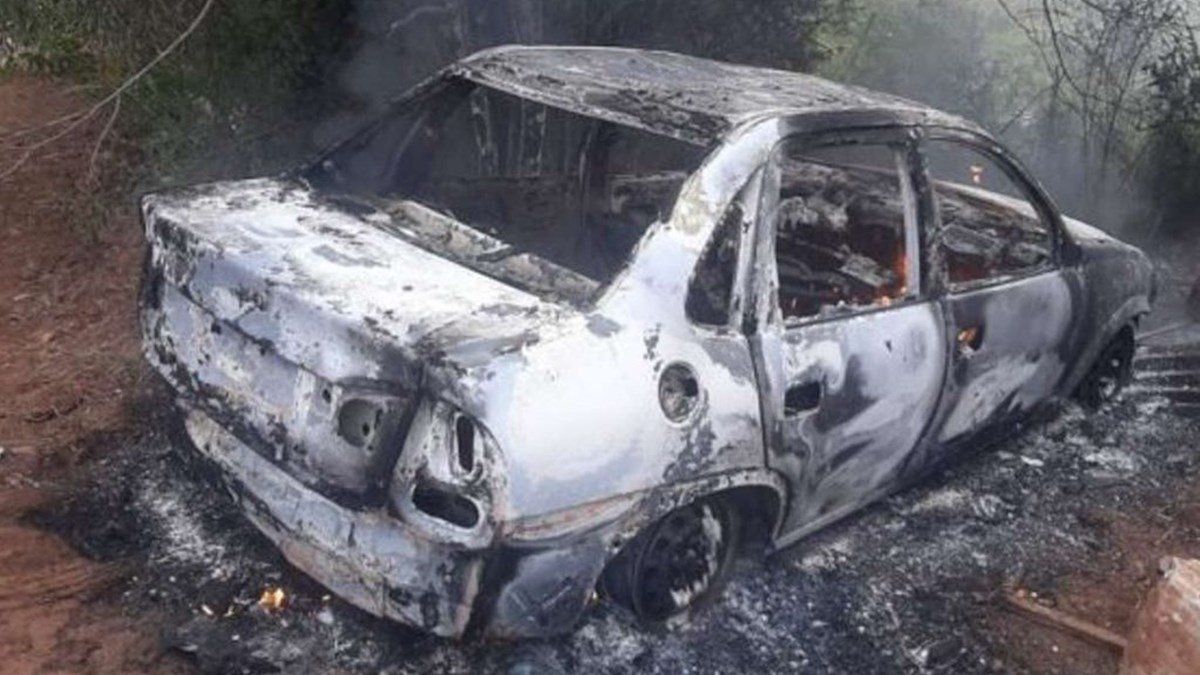 El auto de Claudia Benítez apareció incendiado.