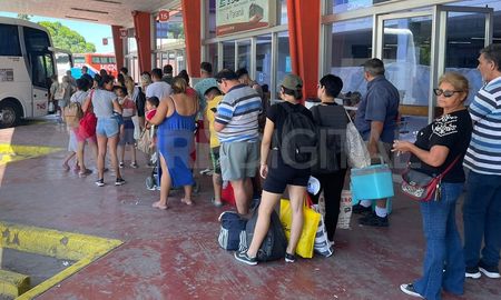 Este domingo se registraron más de 100 metros de cola en la Terminal de Ómnibus de Santa Fe. Este domingo se registraron más de 100 metros de cola en la Terminal de Ómnibus de Santa Fe.