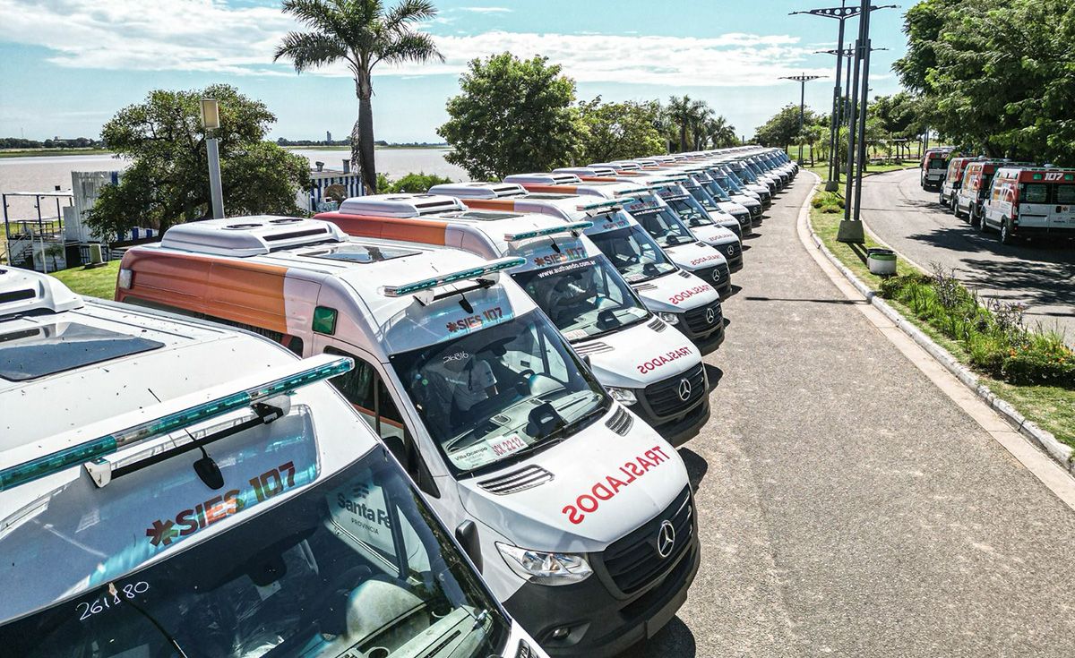 Histórica entrega de ambulancias en Santa Fe: Es un empujón que nos permite estabilizar el sistema de salud