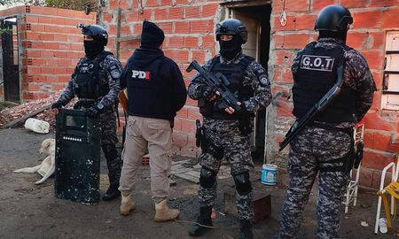 La Policía detuvo a seis personas tras una serie de allanamientos en barrio Loyola por ataques con armas de fuego. La Policía detuvo a seis personas tras una serie de allanamientos en barrio Loyola por ataques con armas de fuego.