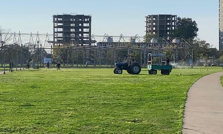 Vecinos deben mantener puertas y ventanas cerradas durante la fumigación. Vecinos deben mantener puertas y ventanas cerradas durante la fumigación.