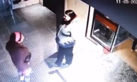 El video de la cámara de seguridad del edificio captó gran parte de la secuencia. El video de la cámara de seguridad del edificio captó gran parte de la secuencia.