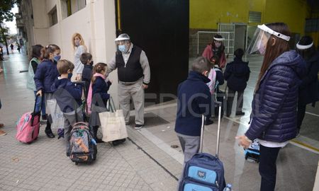 Este viernes vence el DNU presidencial que disponía que, en las regiones con alto riesgo epidemiológico y alarma sanitaria, las clases fueran bajo la virtualidad o a distancia. Este viernes vence el DNU presidencial que disponía que, en las regiones con alto riesgo epidemiológico y alarma sanitaria, las clases fueran bajo la virtualidad o a distancia.