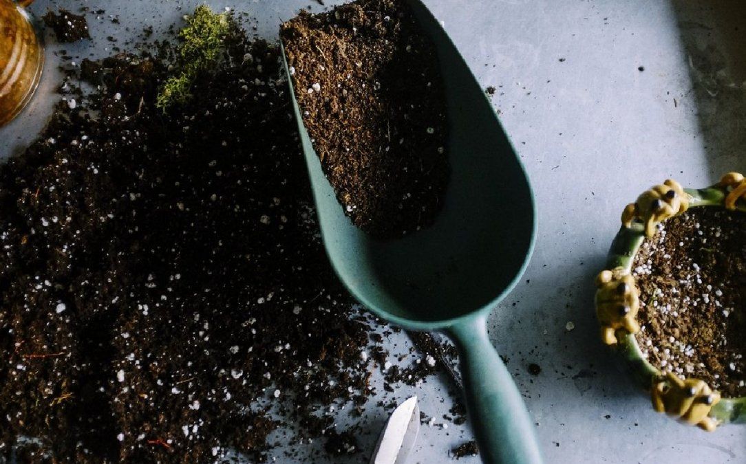 Es útil para limpiar herramientas de jardinería