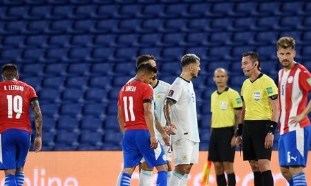 En el empate entre Argentina y Paraguay por las Eliminatorias, Exequiel Palacios debió salir sustituido por una grave lesión que le causó Ángel Romero. En el empate entre Argentina y Paraguay por las Eliminatorias, Exequiel Palacios debió salir sustituido por una grave lesión que le causó Ángel Romero.