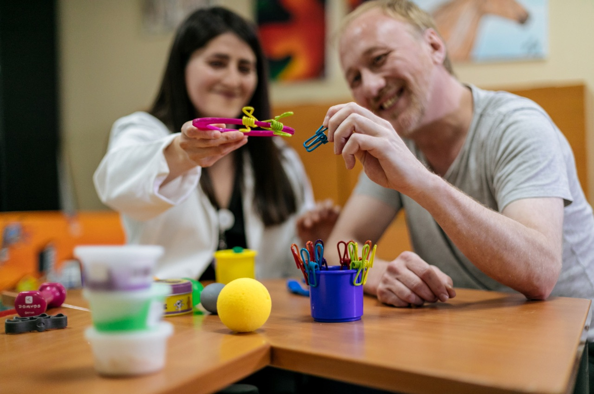 La Terapia Ocupacional es una ciencia socio-sanitaria que, a través de actividades terapéuticas, busca favorecer a las personas a ser independientes y tener mejor calidad de vida. 