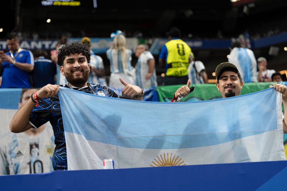 Las tribunas del estadio se tiñeron de celeste y blanco con distintas banderas llevadas por los hinchas argentinos durante el duelo ante Inglaterra. Las tribunas del estadio se tiñeron de celeste y blanco con distintas banderas llevadas por los hinchas argentinos durante el duelo ante Inglaterra.