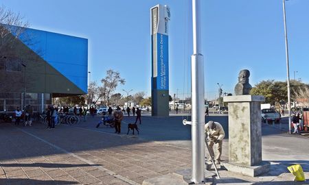 Los bustos están destinados en su mayoría a escuelas públicas, salvo en el caso de la zona oeste, en el cual el homenaje será ubicado en la sede del centro distrital. Los bustos están destinados en su mayoría a escuelas públicas, salvo en el caso de la zona oeste, en el cual el homenaje será ubicado en la sede del centro distrital.