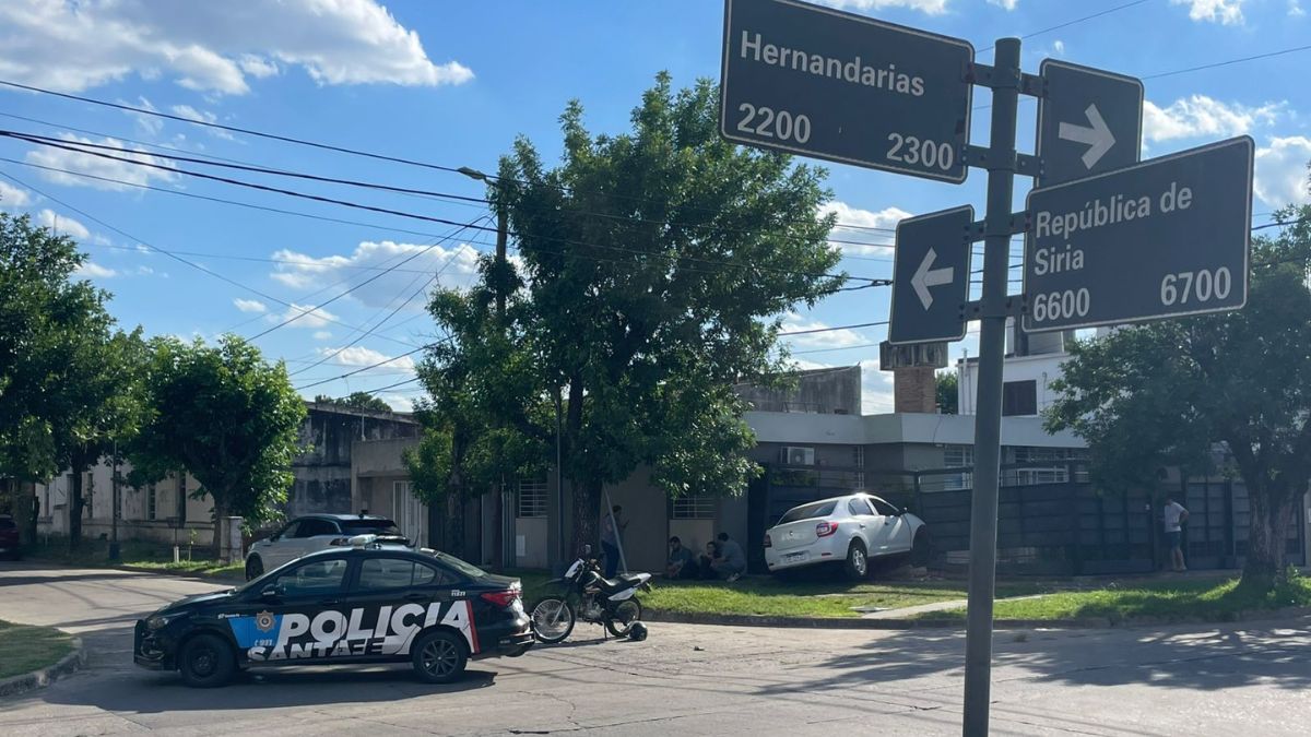 Dos personas fueron trasladadas por el 107 tras el accidente. Dos personas fueron trasladadas por el 107 tras el accidente.