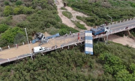 Fuerte accidente entre dos camiones cerca de San Cristóbal. Fuerte accidente entre dos camiones cerca de San Cristóbal.