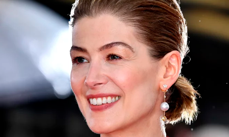 La firma de alta costura Dior fue la responsable de crear esta romántica pieza que se robó las miradas de la velada. La parte superior y delantera del hermoso vestido cubrió el pecho de Rosamund con un enorme corazón decorado con volantes en los extremos y en las mangas. La firma de alta costura Dior fue la responsable de crear esta romántica pieza que se robó las miradas de la velada. La parte superior y delantera del hermoso vestido cubrió el pecho de Rosamund con un enorme corazón decorado con volantes en los extremos y en las mangas.