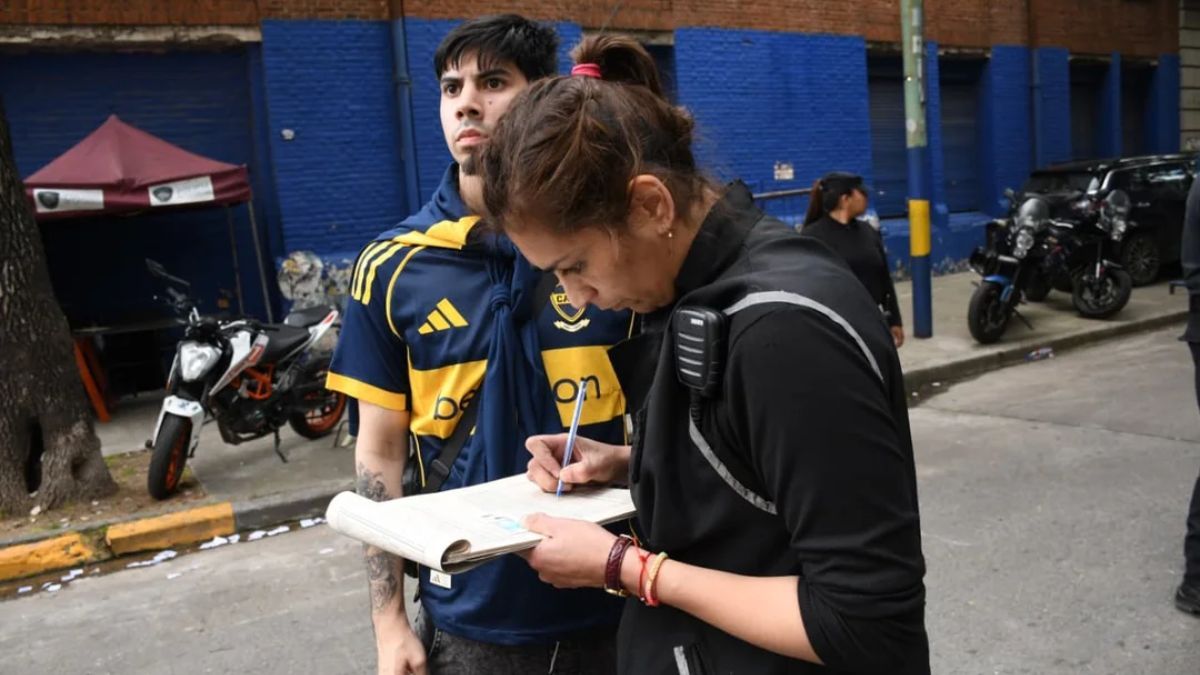 Casi cien trapitos demorados y varios detenidos durante el Superclásico entre Boca y River en La Bombonera. Casi cien trapitos demorados y varios detenidos durante el Superclásico entre Boca y River en La Bombonera.