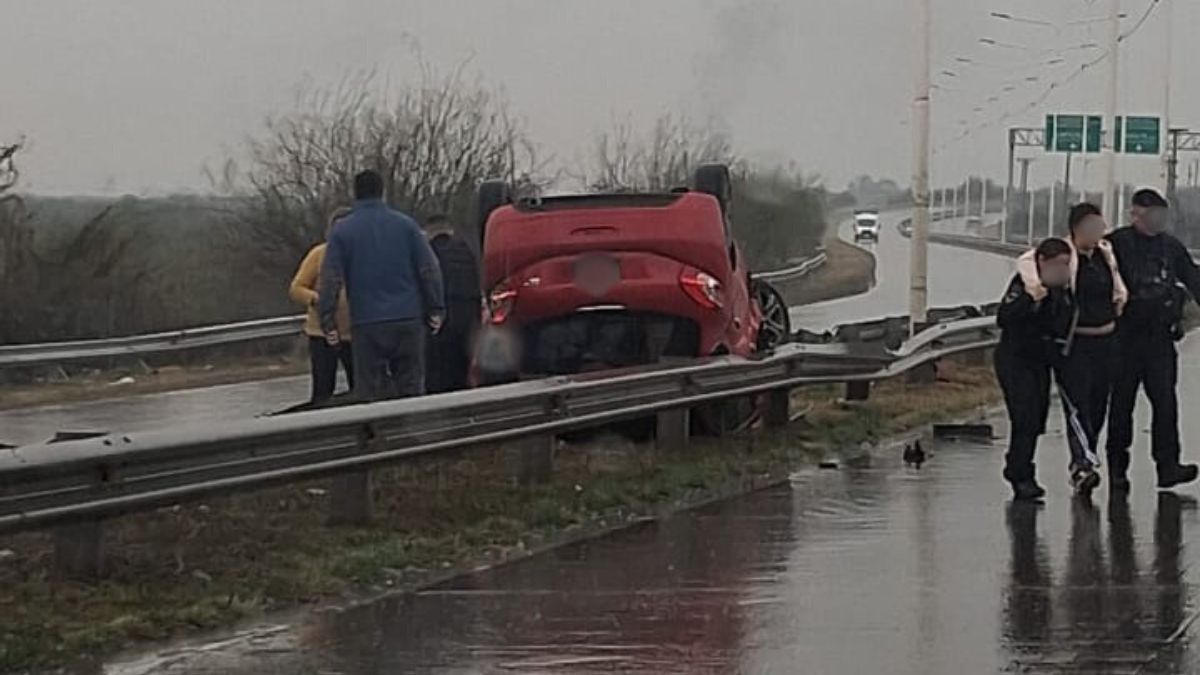 Un auto volcó en Circunvalación Oeste: una mujer resultó herida