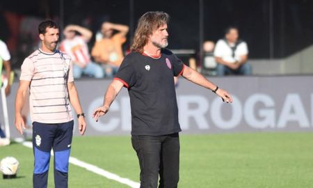 El técnico de Barracas Central explotó tras la derrota con Gimnasia: ¿Nadie me va a preguntar por el arbitraje? El técnico de Barracas Central explotó tras la derrota con Gimnasia: ¿Nadie me va a preguntar por el arbitraje?