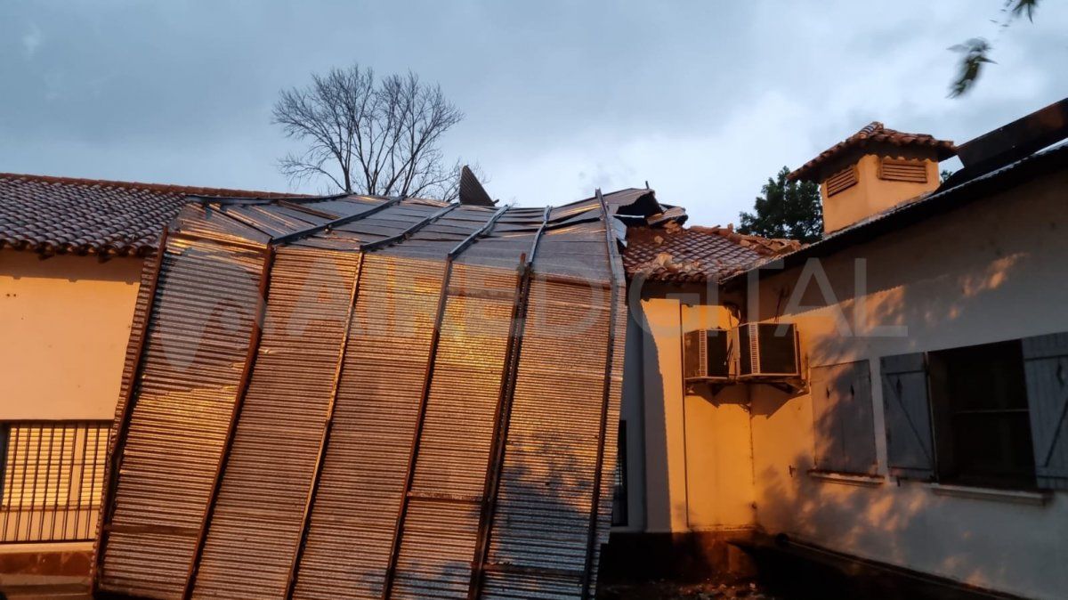 Se voló un techo en Recreo y cayó sobre el Instituto de Seguridad Pública de la provincia de Santa Fe.