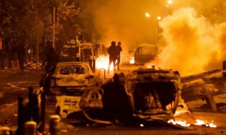 Protestas, incendios, saqueos y represión en Francia por la muerte de un joven de 17 años en manos de la policía. Protestas, incendios, saqueos y represión en Francia por la muerte de un joven de 17 años en manos de la policía.