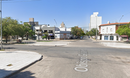 El hecho se produjo en la intersección de Avenida Freyre y Obispo Gelabert, mientras la víctima esperaba el colectivo. El hecho se produjo en la intersección de Avenida Freyre y Obispo Gelabert, mientras la víctima esperaba el colectivo.