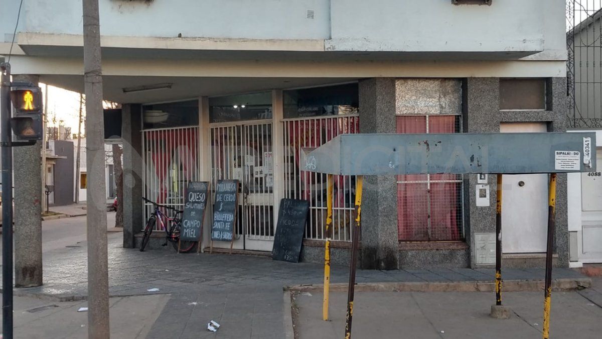 La tradicional carnicería Siemandi está ubicada en la esquina de López y Planes y Juan del Campillo del barrio Barranquitas. Ayer balearon a su dueño en un asalto. 