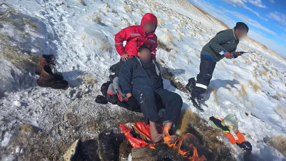 Los operarios permanecieron inicialmente dentro de la camioneta en la que viajaban, pero cuando el vehículo quedó prácticamente sepultado por la nieve decidieron salir,