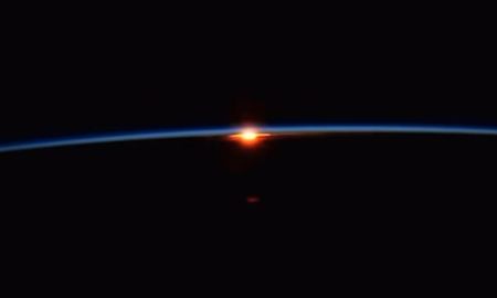 El Sol se asoma por detrás de la Tierra vista desde la estación espacial el primer día del 2025. El Sol se asoma por detrás de la Tierra vista desde la estación espacial el primer día del 2025.
