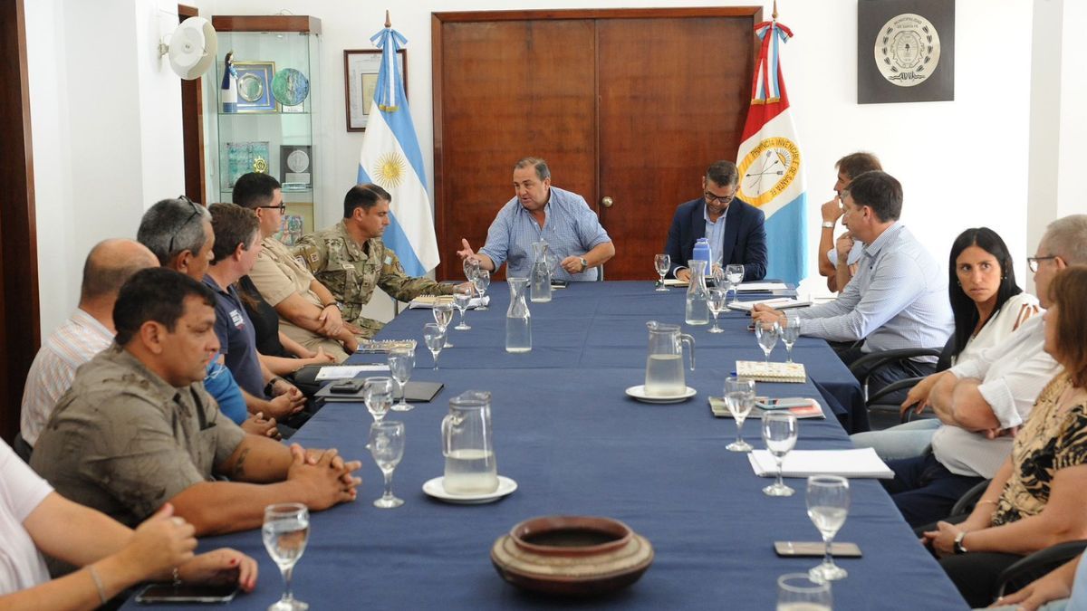 Encuentro entre el intendente y representantes del gobierno de la Provincia, Ejército, Prefectura Naval Santa Fe, UNL y clubes náuticos. Gentileza Municipalidad de Santa Fe. Encuentro entre el intendente y representantes del gobierno de la Provincia, Ejército, Prefectura Naval Santa Fe, UNL y clubes náuticos. Gentileza Municipalidad de Santa Fe.