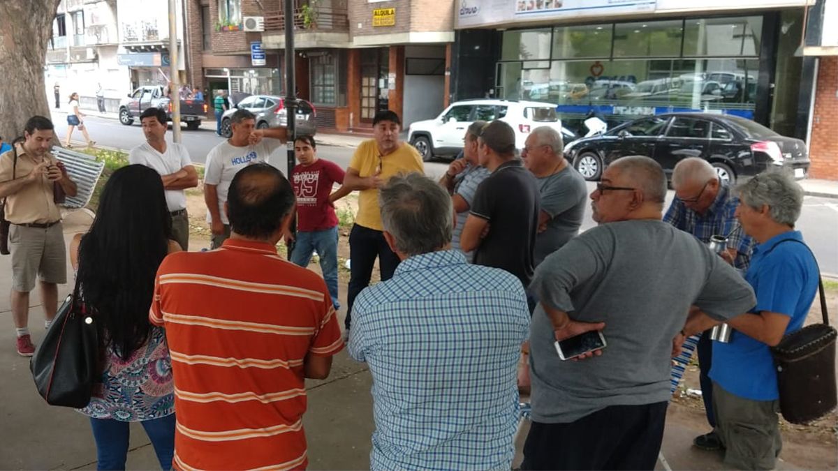 Transportistas contratados municipales reclaman por el pago de sus sueldos