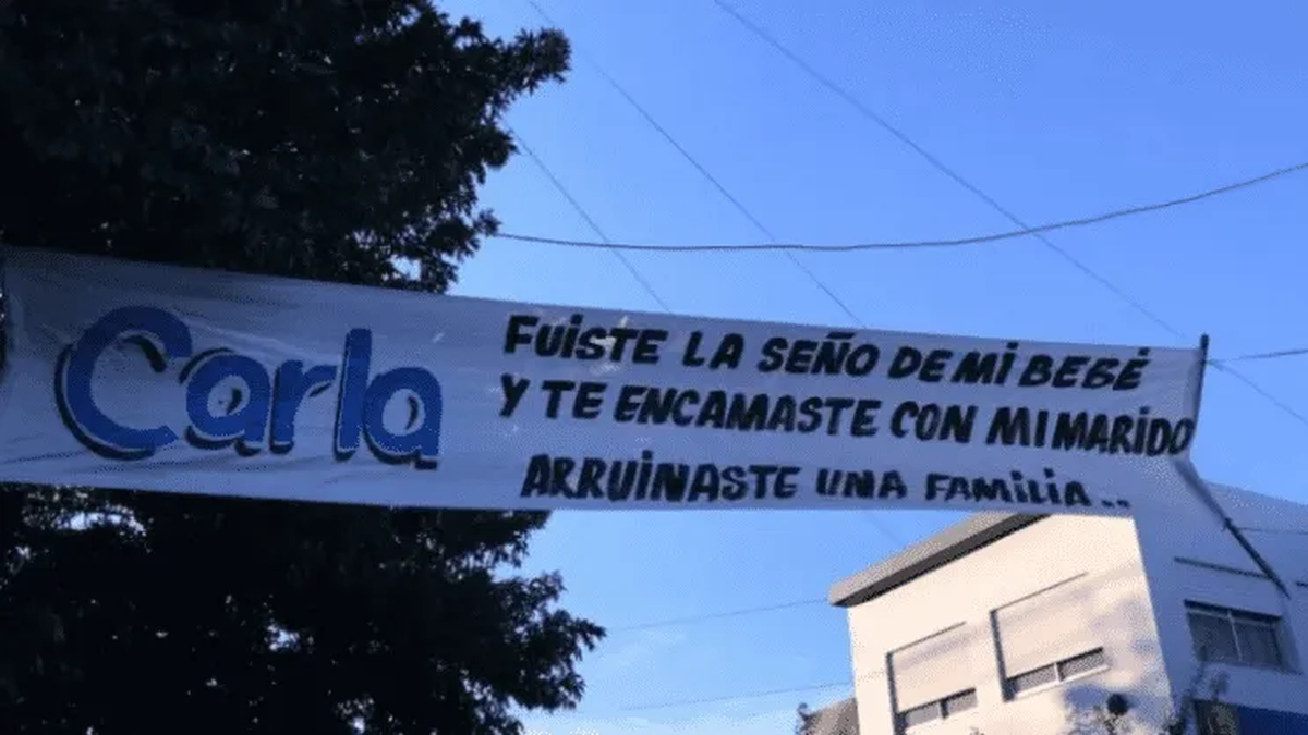 El insólito pasacalle que estaría dirigido a una maestra jardinera de Mar del Plata se viralizó en Twitter.