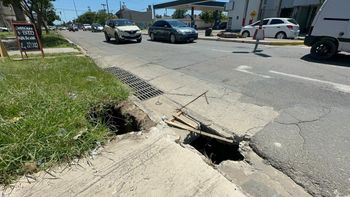 Grave socavón en avenida López y Planes genera alarma por riesgo para peatones y ciclistas
