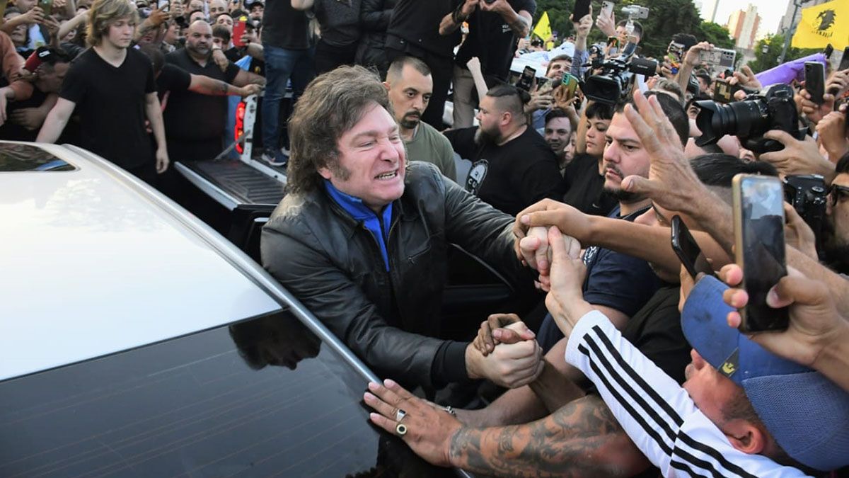 Milei viajó junto con su hermana Karina y aterrizó cerca del mediodía en Rosario, donde lo esperó un grupo de militantes que le cantaron Milei viajó junto con su hermana Karina y aterrizó cerca del mediodía en Rosario, donde lo esperó un grupo de militantes que le cantaron