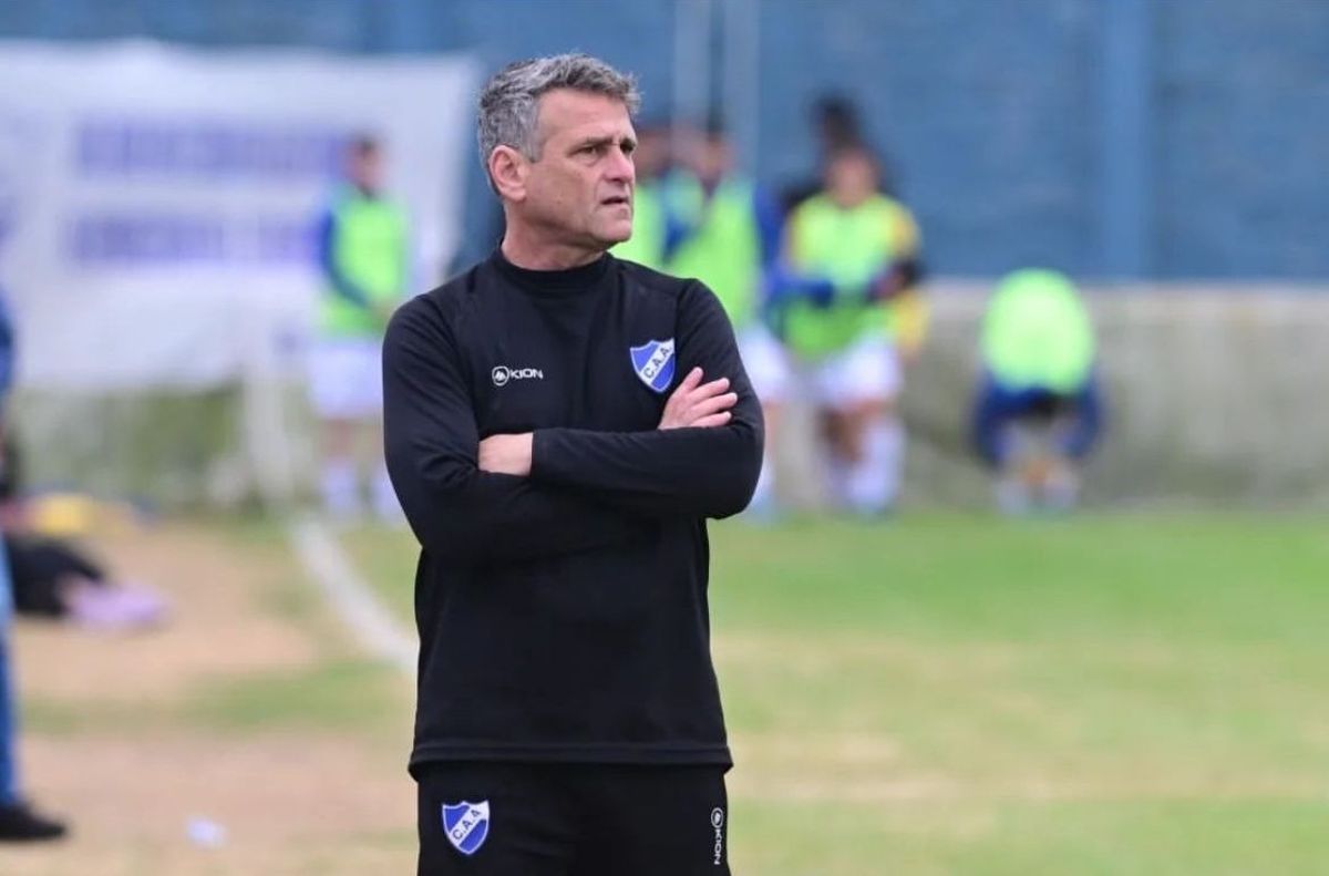Daniel Fagiani, orundo de Pujato, es el entrenador de Argentino de Rosario. Daniel Fagiani, orundo de Pujato, es el entrenador de Argentino de Rosario.