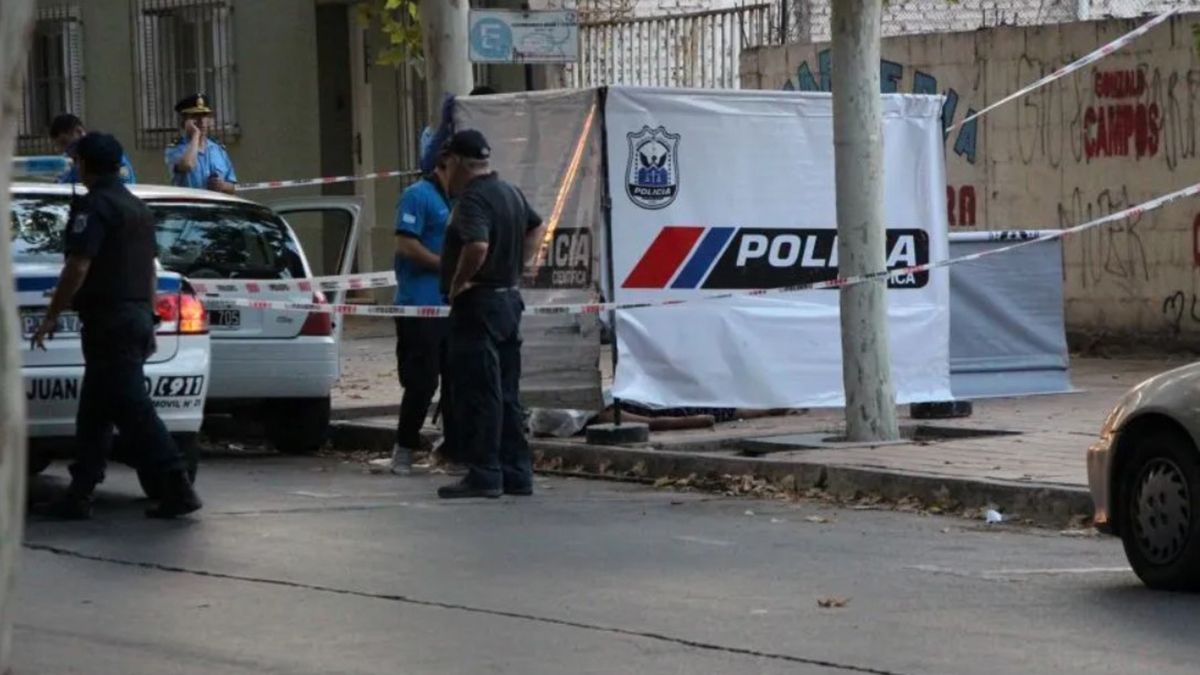 San Juan: se desplomó una mujer en la vereda y murió en el acto.