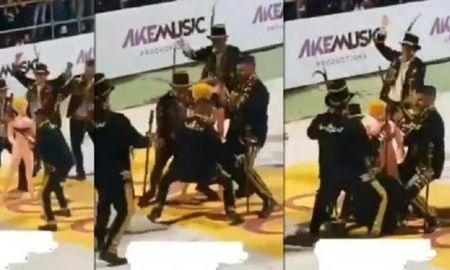 escandalo en corrientes: en plena comparsa les tiraron una muneca inflable, bailaron con ella y terminaron expulsados escandalo en corrientes: en plena comparsa les tiraron una muneca inflable, bailaron con ella y terminaron expulsados