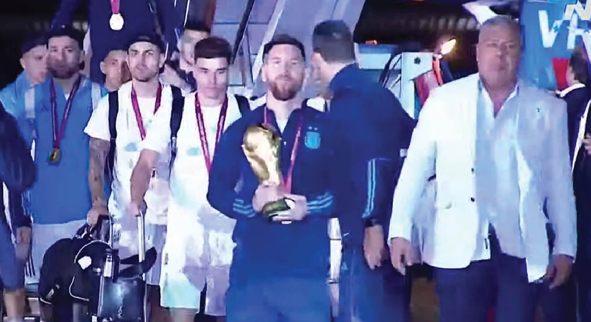 El plantel argentino llegó a Ezeiza acompañado por el presidente de la AFA Claudio Tapia.