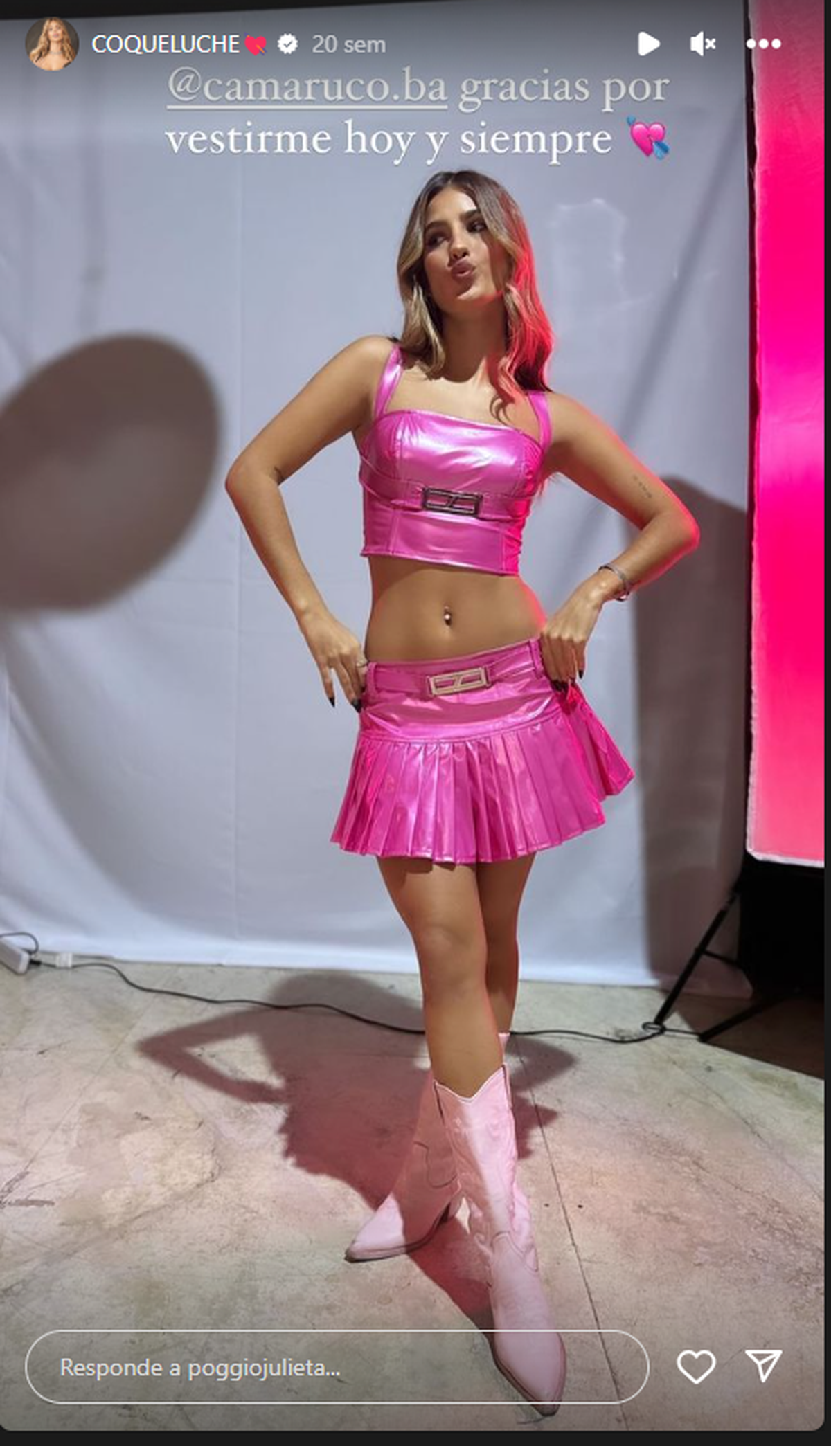  Julieta Poggio luciendo un look total rosa. Julieta Poggio luciendo un look total rosa.