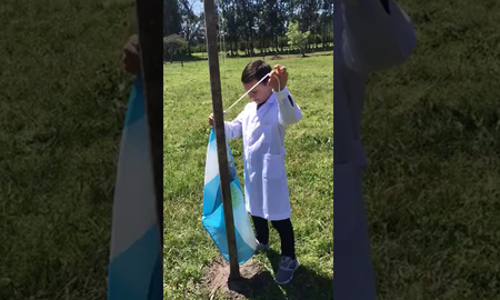Un niño de Corrientes fabricó un mástil en el patio de su casa para poder izar la bandera Un niño de Corrientes fabricó un mástil en el patio de su casa para poder izar la bandera