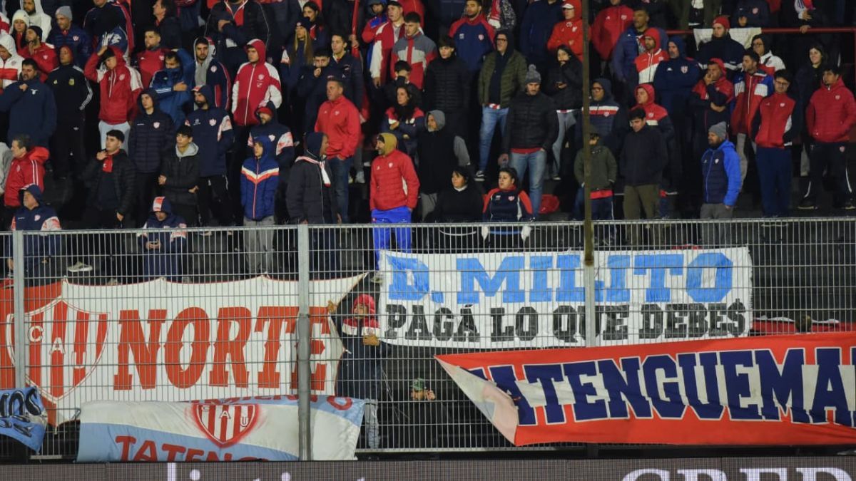 Milito pagá lo que debes, la bandera de los hinchas de Unión contra el presdiente de Racing.