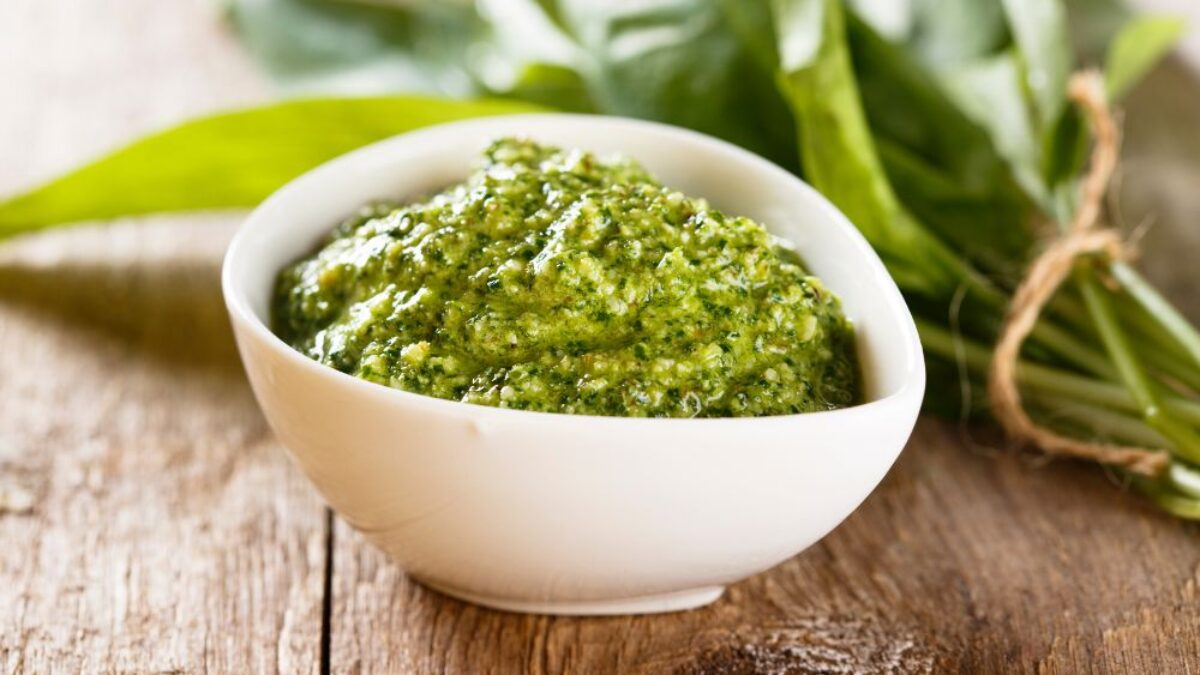 El pesto es una salsa típica originaria de la Liguria, la cual se destaca por su sabor único. El pesto es una salsa típica originaria de la Liguria, la cual se destaca por su sabor único.