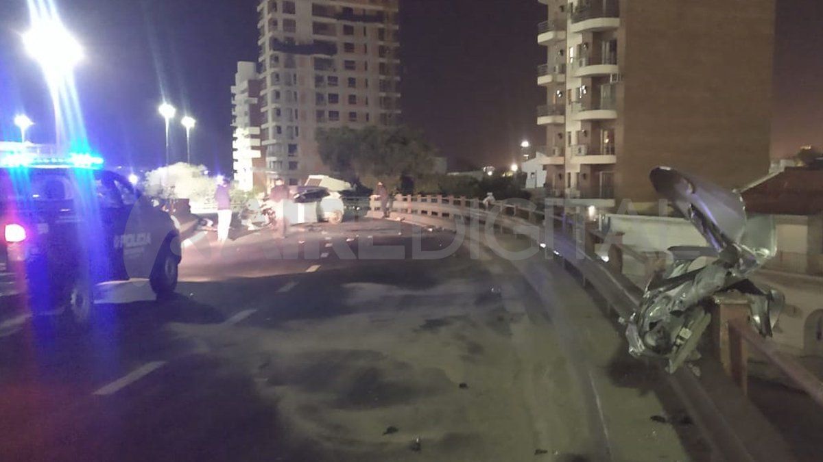 Por la violencia del choque, parte de la carrocería del auto quedó enganchada en el guardarraíl del puente.