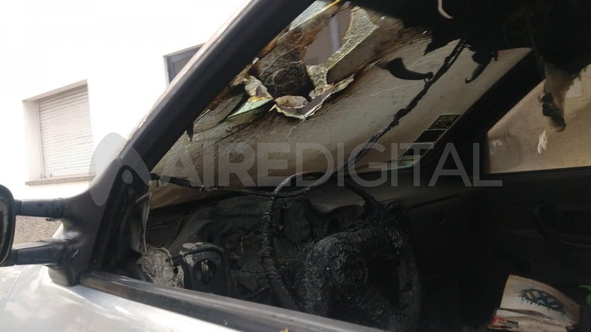 La camioneta utilitaria que vandalizaron y quemaron en Pedro Díaz Colodrero 3100.