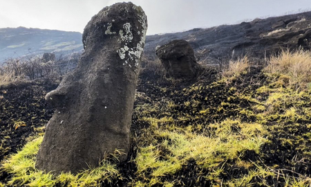 Arde Isla de Pascua: voraz incendio deja moáis calcinados y un daño patrimonial irreparable Arde Isla de Pascua: voraz incendio deja moáis calcinados y un daño patrimonial irreparable