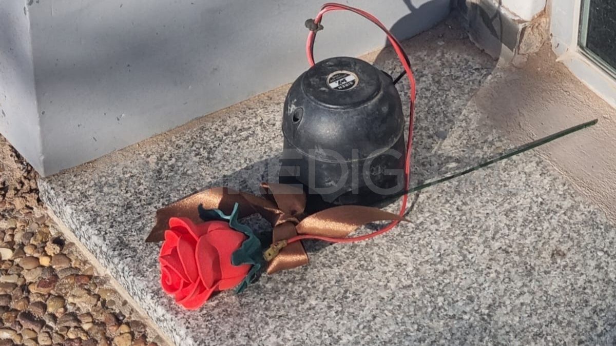 El artefacto de color negro