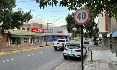 El Concejo de Santa Fe aprobó un pedido para que el Ejecutivo municipal evalúe la posibilidad de reemplazar el radar ubicado en Marcial Candioti al 2700 por una senda manda peatón. El Concejo de Santa Fe aprobó un pedido para que el Ejecutivo municipal evalúe la posibilidad de reemplazar el radar ubicado en Marcial Candioti al 2700 por una senda manda peatón.