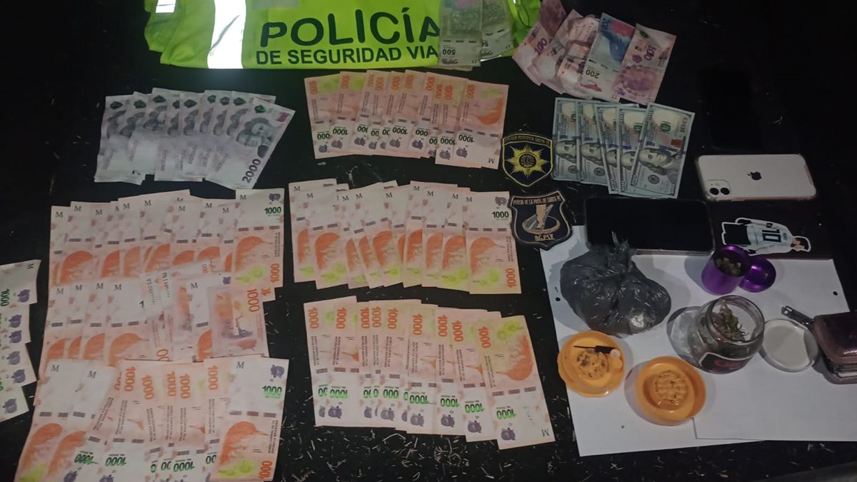 Pesos y dólares fueron encontrados en el interior del vehículo. Pesos y dólares fueron encontrados en el interior del vehículo.
