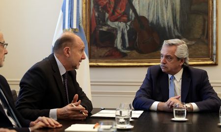 Omar Perotti es partidario de endurecer las medidas de prevención. El ministro de Seguridad, Marcelo Sain, sostiene que sería conveniente declarar el Estado de Sitio. Omar Perotti es partidario de endurecer las medidas de prevención. El ministro de Seguridad, Marcelo Sain, sostiene que sería conveniente declarar el Estado de Sitio.